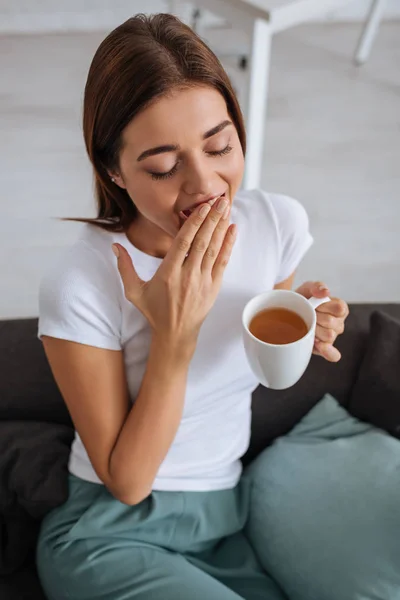 Вид Зверху Втомленої Жінки Позіхання Прикриття Рота Тримаючи Чашку Чаю — стокове фото