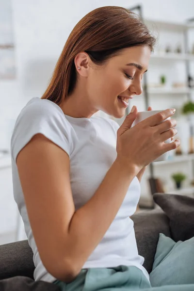 Jeune Femme Attrayante Avec Les Yeux Fermés Tenant Tasse Avec — Photo