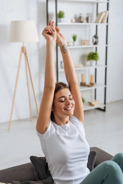 Tatuerad Kvinna Med Utsträckta Händer Ler Och Avkopplande Vardagsrummet — Stockfoto