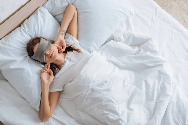 Pemandangan Indah Wanita Muda Bertopeng Mata Beristirahat Tempat Tidur Rumah — Stok Foto