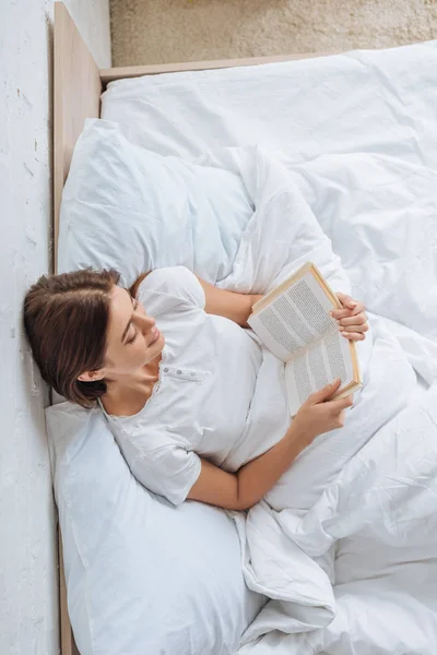 Вид Зверху Щаслива Дівчина Читає Книгу Під Час Охолодження Ліжку — стокове фото