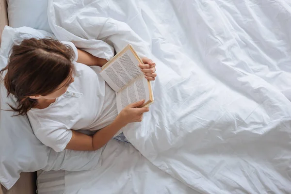 Vista Superior Livro Leitura Menina Enquanto Refrigerando Cama — Fotografia de Stock