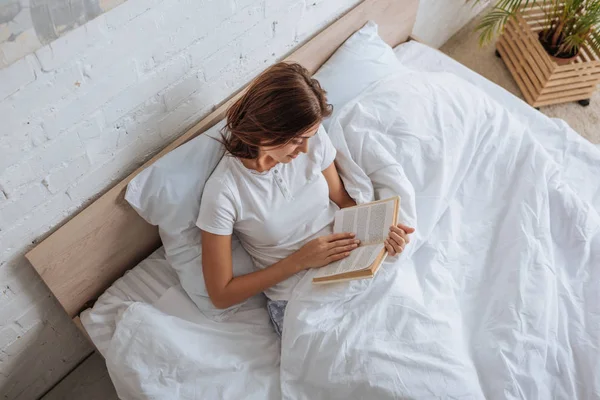 Vista Superior Del Libro Lectura Mujer Feliz Mientras Enfría Cama —  Fotos de Stock