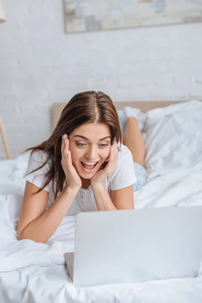 Animado Jovem Mulher Usando Laptop Enquanto Refrigeração Quarto — Fotografia de Stock