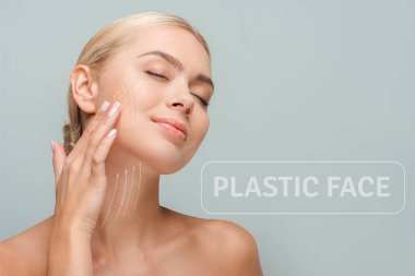 Yüzünde estetik izleri olan gülümseyen bir kadın gri üzerinde plastik yüz çizimi ile izole edilmiş.
