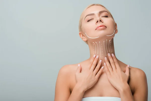 Hermosa Mujer Tocando Cuello Con Marcas Elevación Aisladas Gris — Foto de Stock