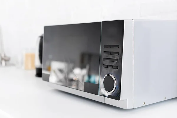 Selective Focus Microwave Table Kitchen — Stock Photo, Image