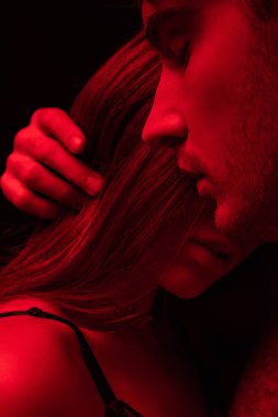 Kapalı gözlü, kırmızı ışıkta kız saçlarına dokunan, siyah tenli seksi genç adam.