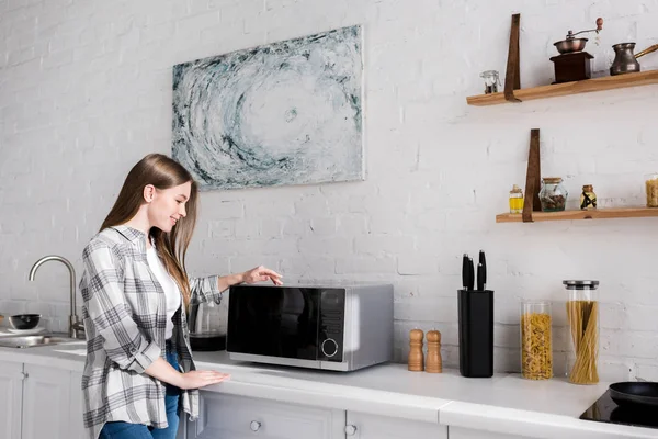 Side View Smiling Woman Looking Microwave Kitchen — Stock Photo, Image