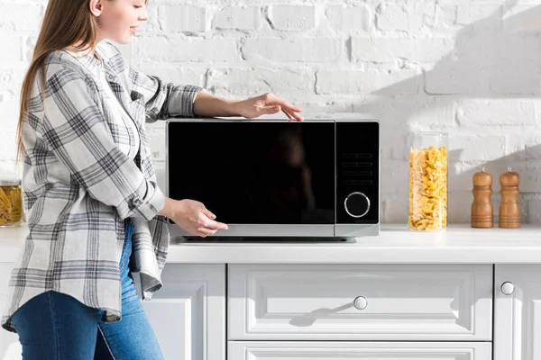 Vista Recortada Mujer Sonriente Camisa Mirando Microondas Cocina — Foto de Stock