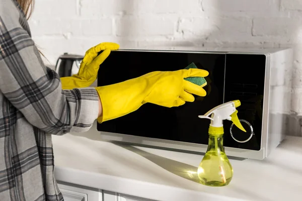 Καλλιεργημένη Άποψη Της Γυναίκας Ελαστικά Γάντια Καθαρισμού Φούρνο Μικροκυμάτων Σφουγγάρι — Φωτογραφία Αρχείου