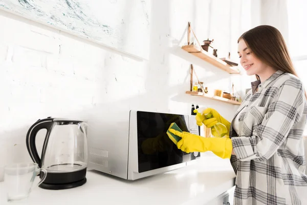 Smiling Woman Rubber Gloves Cleaning Microwave Sponge — Stok fotoğraf