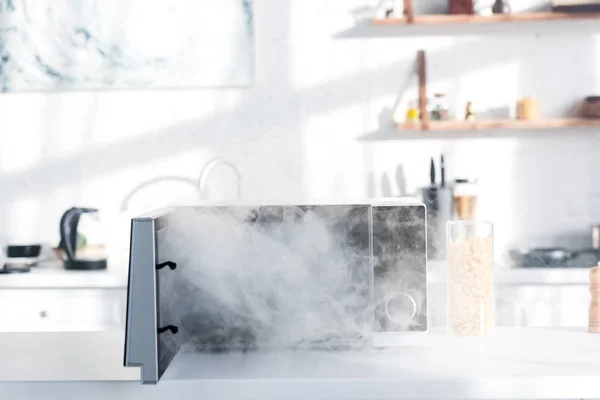 Broken Steamy Microwave Table Kitchen — Stock Photo, Image