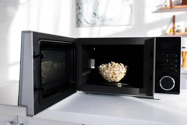 Schüssel Mit Popcorn Geöffneter Mikrowelle Küche — Stockfoto
