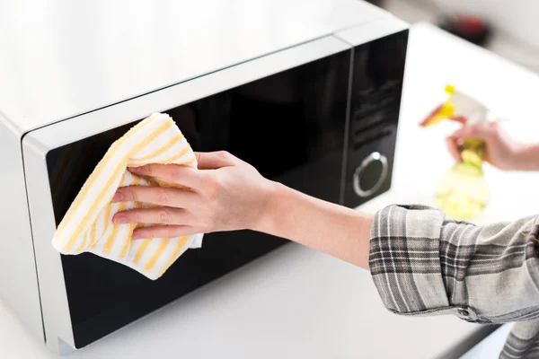 Pemandangan Dari Wanita Membersihkan Microwave Dengan Kain Dapur — Stok Foto
