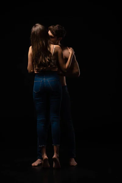 后视性感的年轻夫妇在黑暗中接吻的情形 — 图库照片