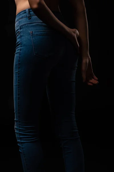 Vista Ritagliata Sexy Ragazza Jeans Posa Isolata Nero — Foto Stock