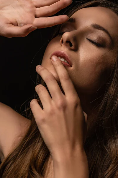 Nackte Sexy Junge Mädchen Berühren Lippen Mit Geschlossenen Augen Isoliert — Stockfoto