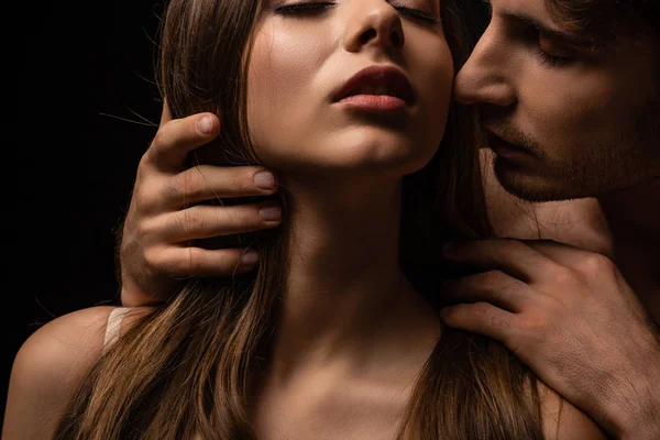 两对性感的年轻夫妇热情地拥抱在一起 紧闭的眼睛与黑色隔离在一起 — 图库照片