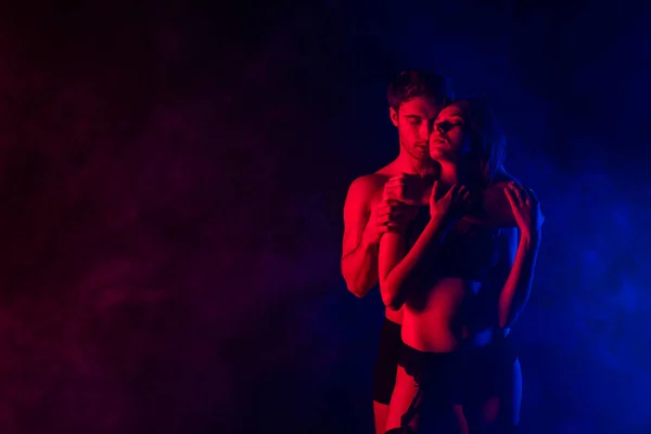 Hartstochtelijk Uitgekleed Sexy Jong Paar Knuffelen Rood Licht — Stockfoto