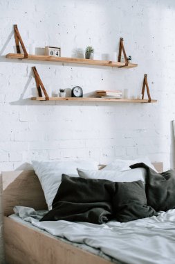 gri yastık yatak, modern yatak odası 