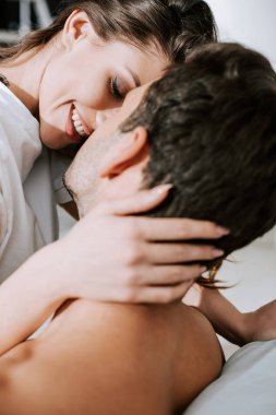 Seçici seçici mutlu kadın kucaklaşması erkek arkadaşı 