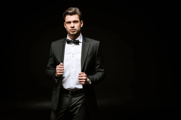 Homem Elegante Terno Olhando Para Câmera Tocando Blazer Preto — Fotografia de Stock