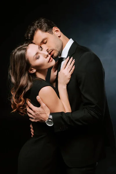 Bell Uomo Che Abbraccia Donna Attraente Sul Nero Con Fumo — Foto Stock