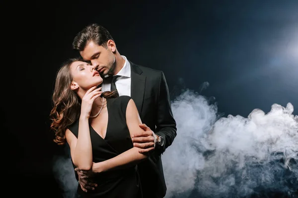 Hombre Guapo Traje Abrazando Atractiva Mujer Negro Con Humo — Foto de Stock