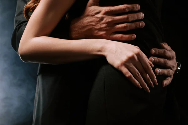 Corte Vista Homem Abraçando Mulher Preto Com Fumaça — Fotografia de Stock