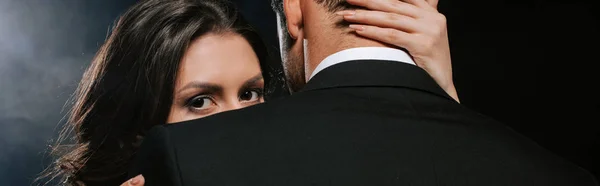 Colpo Panoramico Donna Abbracciando Uomo Guardando Fotocamera Nero — Foto Stock