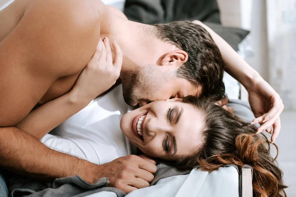 Страстный Мужчина Целует Счастливую Девушку Лежащую Кровати — стоковое фото