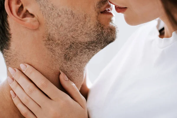 Corte Vista Mulher Beijando Homem Casa — Fotografia de Stock