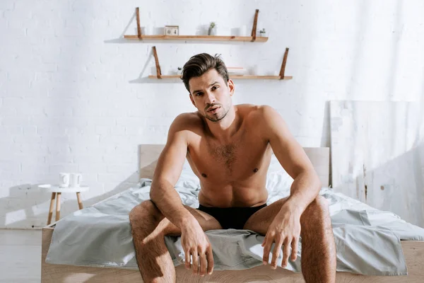 Shirtless Man Looking Camera While Sitting Bed — Stock Photo, Image