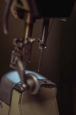 Atölyede dikiş makinesinin iğnesinin seçici odak noktası