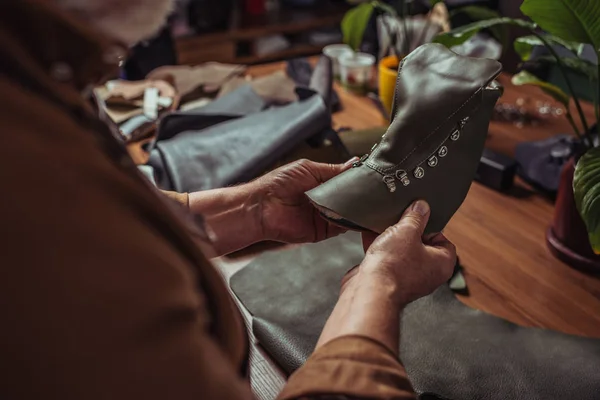 Cropped View Shoemaker Holding Leather Detail Unfinished Shoe Workshop — Stock Photo, Image