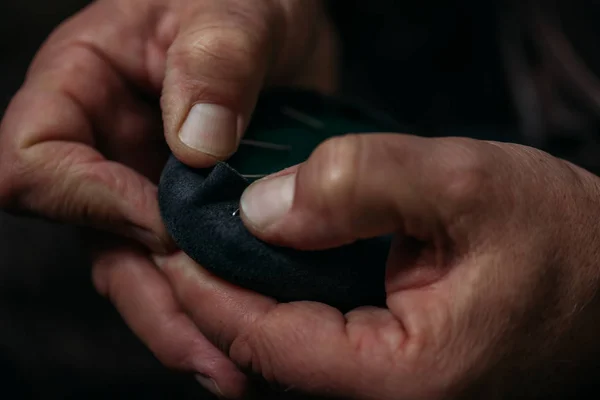 Ausgeschnittene Ansicht Des Schuhmachers Der Der Werkstatt Leder Schuh Bindet — Stockfoto