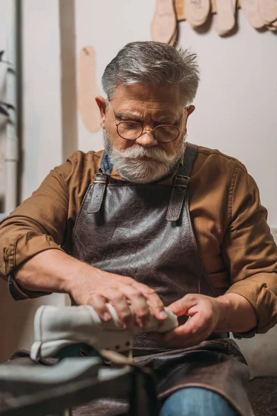 Senior Bearded Cobbler Leather Apron Repairing Shoe Workshop — Stock Photo, Image