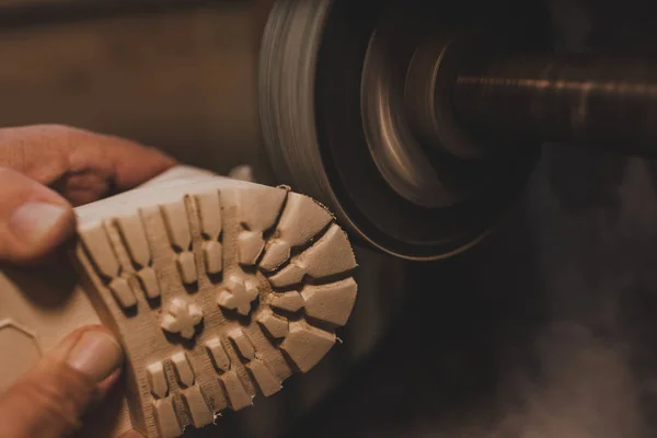 Καλλιεργημένη Άποψη Της Γλώσσας Παπουτσιών Στίλβωσης Τσαγκάρηδων Στη Μηχανή Λείανσης — Φωτογραφία Αρχείου