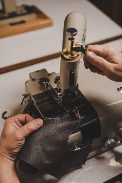 Cropped View Cobbler Sewing Genuine Leather Sewing Machine Workshop — Stock Photo, Image