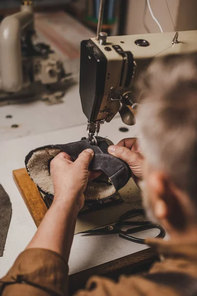 ミシンに対するスエードシューズのコブラー縫製部分の選択的焦点 — ストック写真