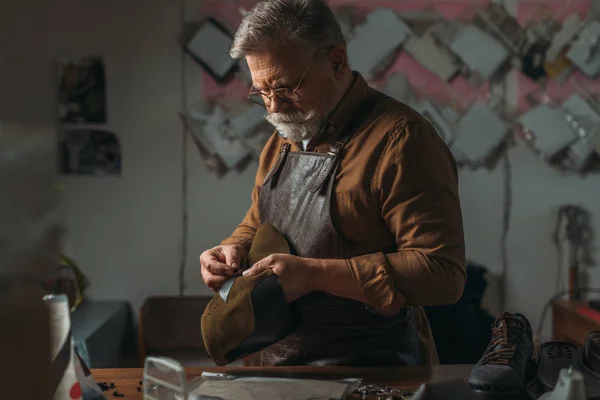 Selective Focus Senior Cobbler Holding Piece Genuine Leather Workshop — Stock Photo, Image