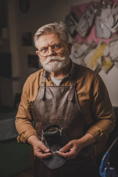 Fiducioso Calzolaio Senior Guardando Fotocamera Tenendo Mano Dettaglio Pelle — Foto Stock