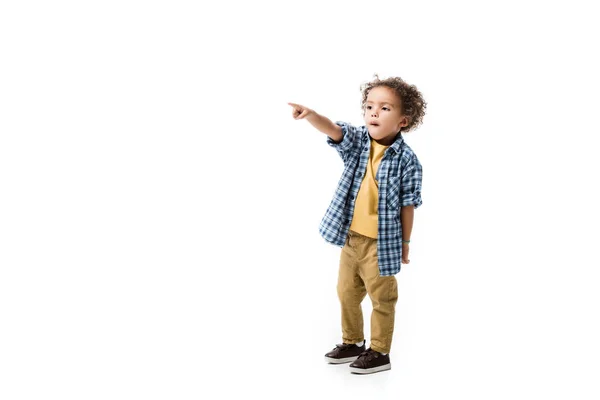 Zaskoczony Afrykański Amerykański Chłopiec Wskazując Izolowane Białym — Zdjęcie stockowe