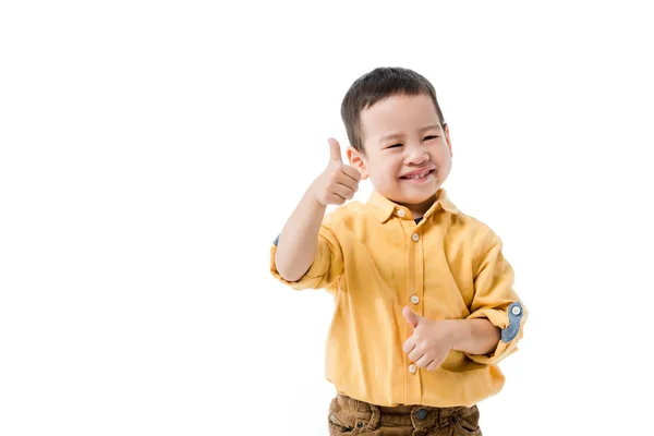 一个快乐的亚洲小男孩孤零零地躺在白色的树上 露出大拇指 — 图库照片