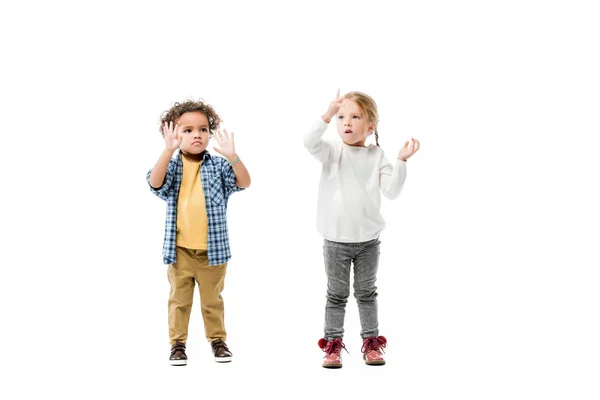 Zaskoczony Wielokulturowe Dzieci Gestykulujące Izolowane Białym — Zdjęcie stockowe