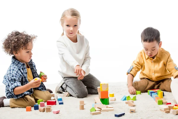 Multikulturní Děti Hrající Dřevěnými Bloky Koberci Izolované Bílém — Stock fotografie