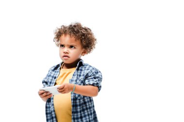 Sinirli Afro-Amerikalı çocuk akıllı telefon kullanıyor, beyaz telefondan izole edilmiş.