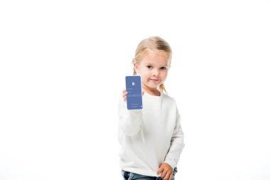 Kyiv, Ukrayna - 18 Kasım 2019: Facebook uygulamalı akıllı telefonu beyaz ekranda gösteren sevimli çocuk