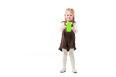Sevimli çocuk yeşil ekranlı akıllı telefon gösteriyor, beyaz ekranda izole edilmiş.